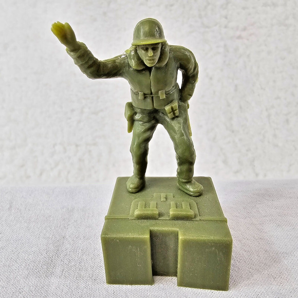 BMC Soldiers Terrain Lot of 40 Tan Green WWII w Fences Terrain from Iwo Jima Set - Picture 7 of 16